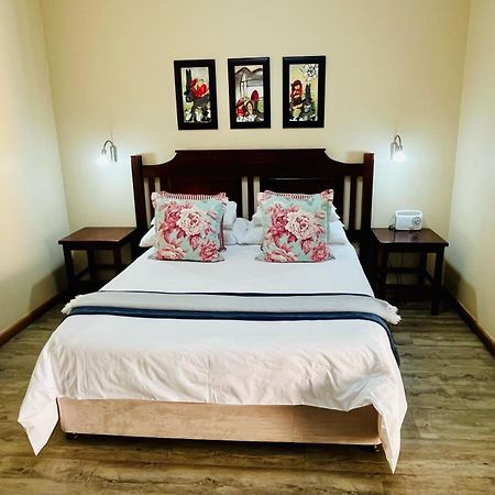 17 On Bird Guest House Beaufort West Exteriör bild