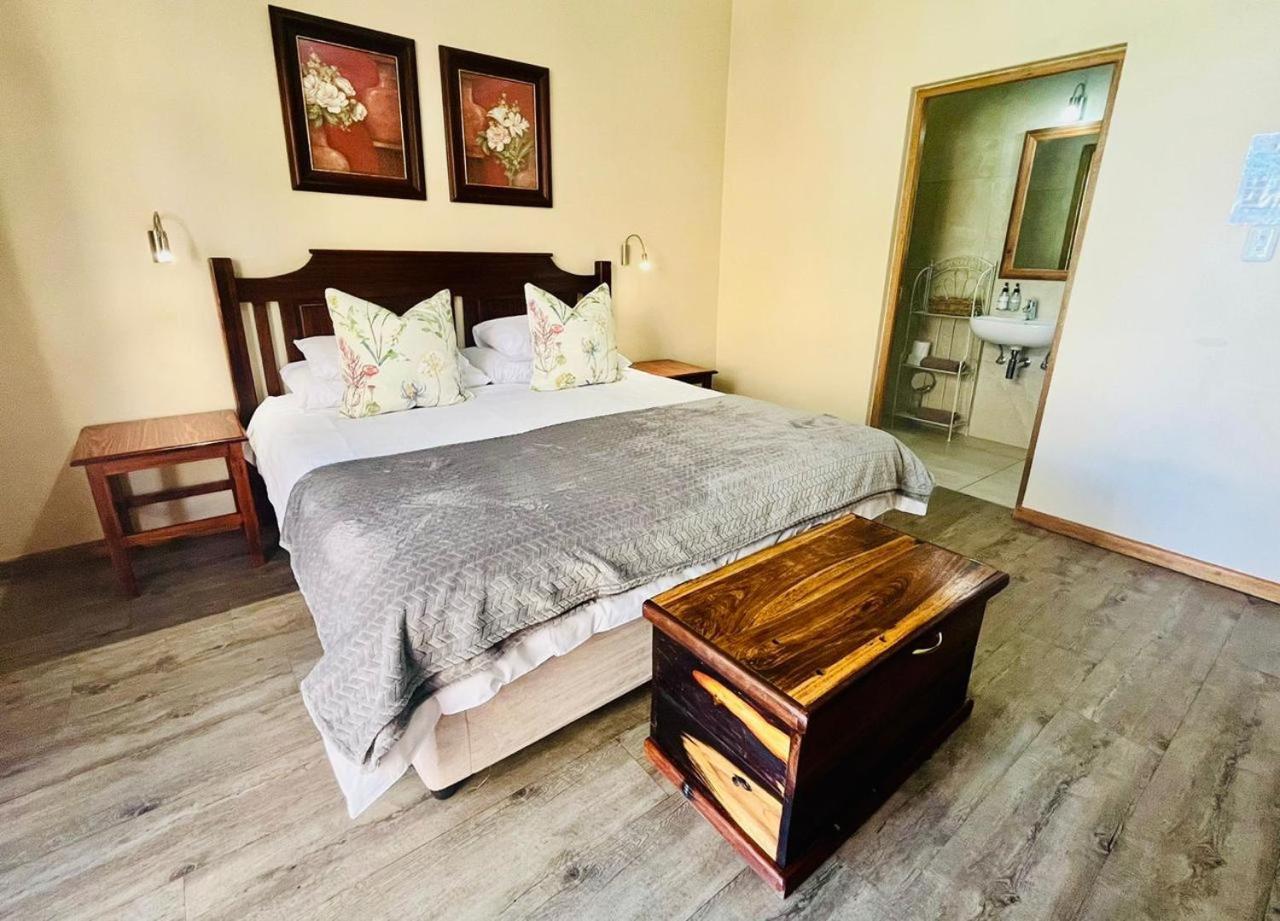 17 On Bird Guest House Beaufort West Exteriör bild