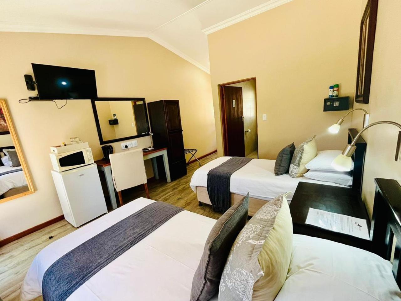 17 On Bird Guest House Beaufort West Exteriör bild