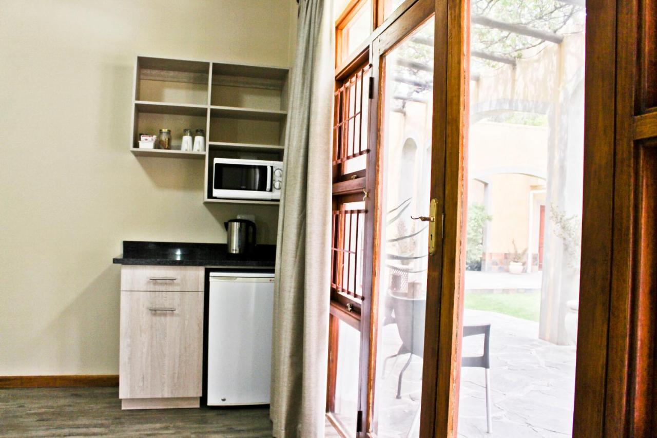 17 On Bird Guest House Beaufort West Exteriör bild
