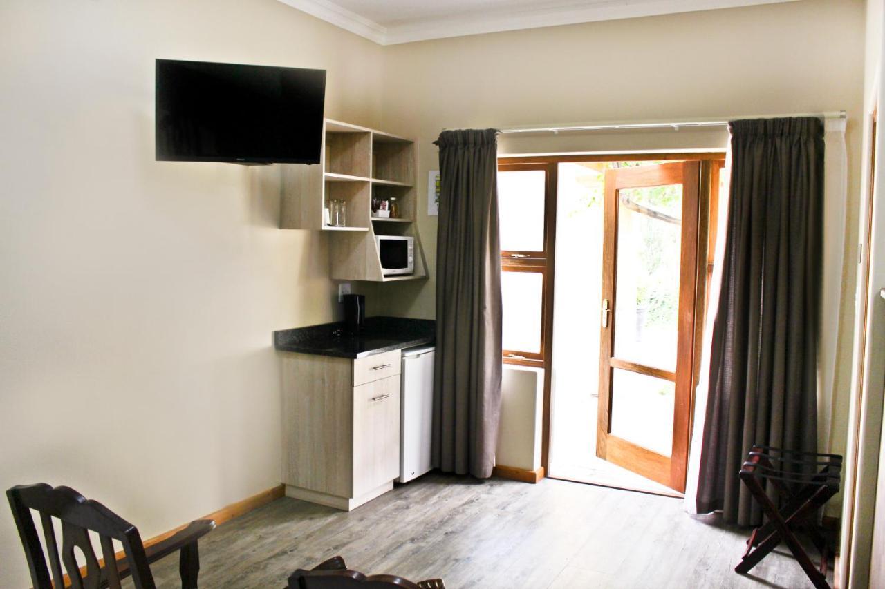 17 On Bird Guest House Beaufort West Exteriör bild
